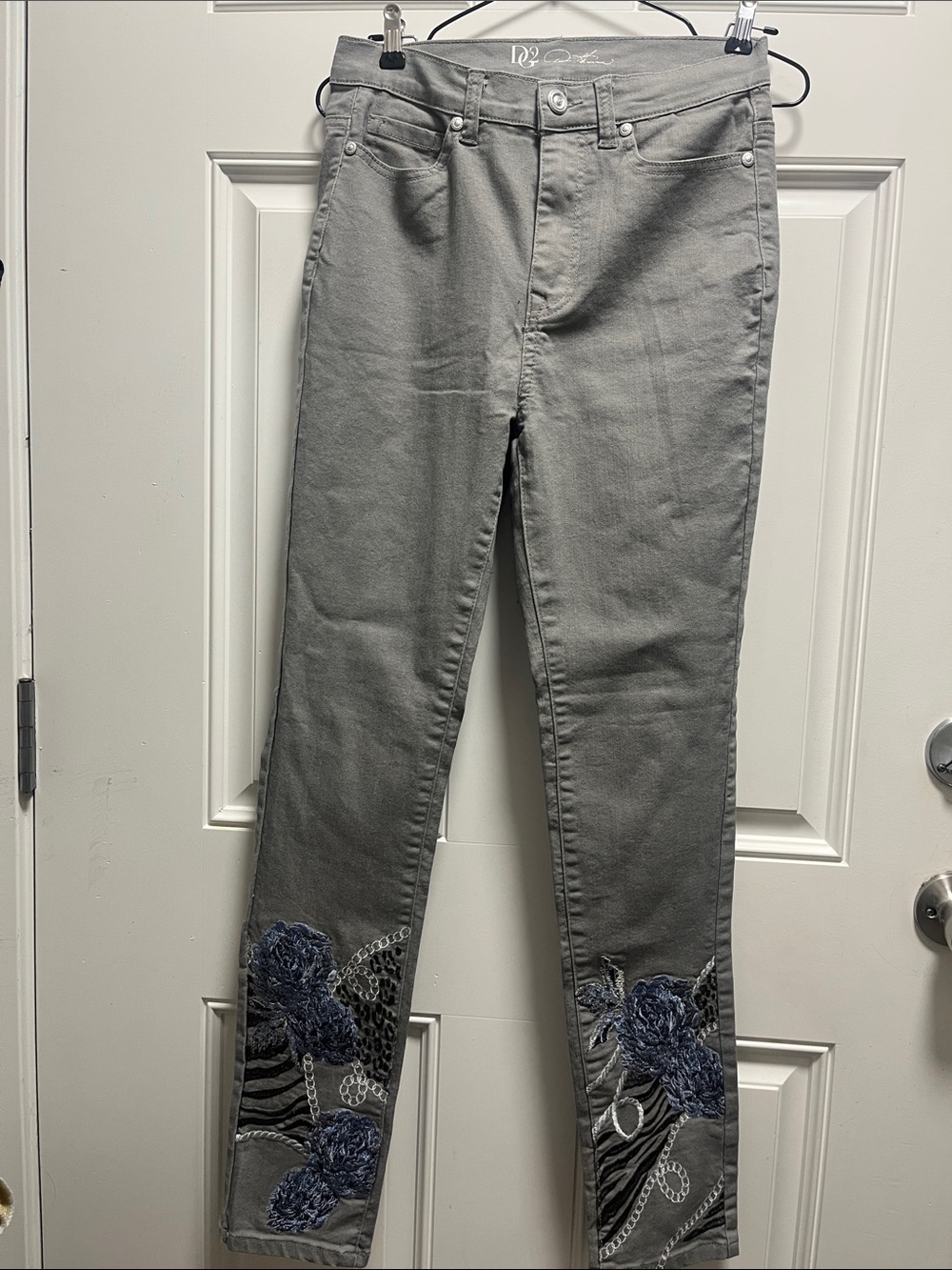 DG2 by Diane Gilman Gray Skinny Jeans with Blue Floral Embroidery 2T size